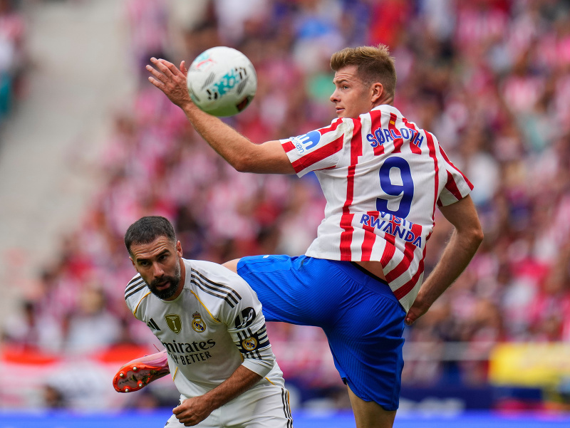 Alexander Sorloth a Dani Carvajal v súboji o loptu