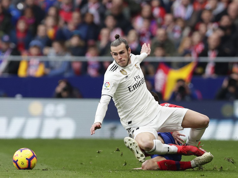Gareth Bale a Santiago Arias v súboji