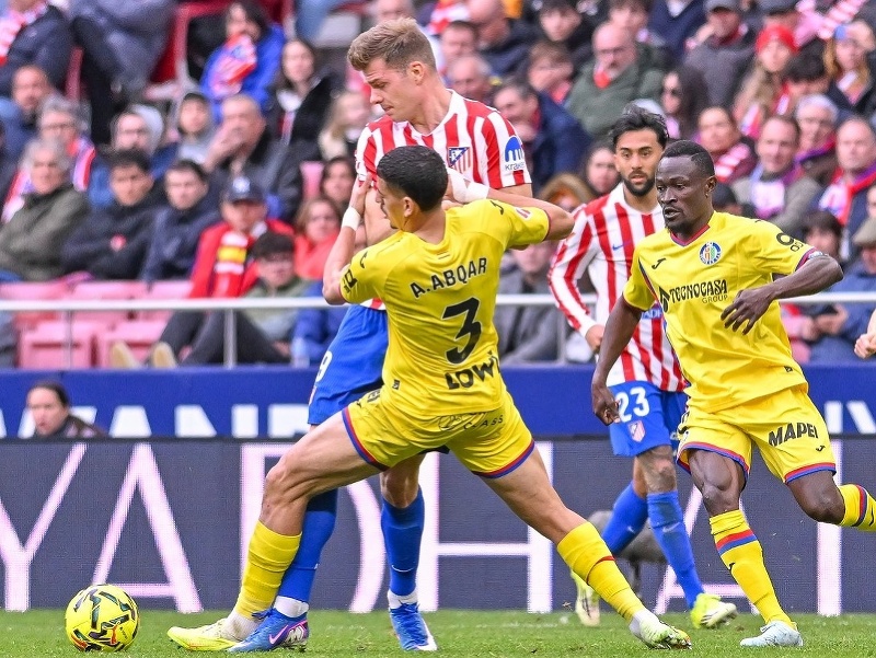 Útočník Atlética Madrid Alexander Sorloth v súboji s Abdelom Abqarom