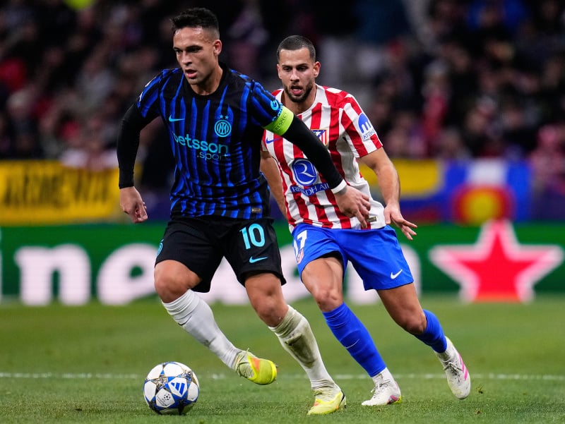 Hráč Interu Miláno Lautaro Martínez (vľavo) bojuje o loptu so Slovákom Dávidom Hanckom z Atlética Madrid