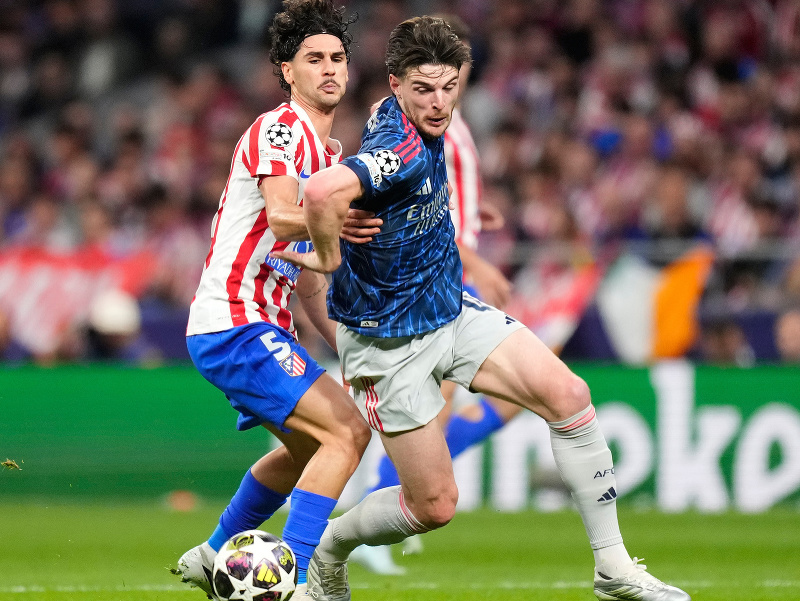 Americký záložník Johnny Cardoso (vľavo) v službách Atlética Madrid proti Declanovi Riceovi (vpavo) z Arsenalu