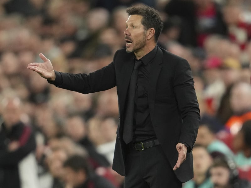 Tréner Diego Simeone reaguje počas zápasu Ligy majstrov
