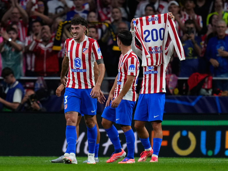 Antoine Griezmann oslavuje gól so spoluhráčmi