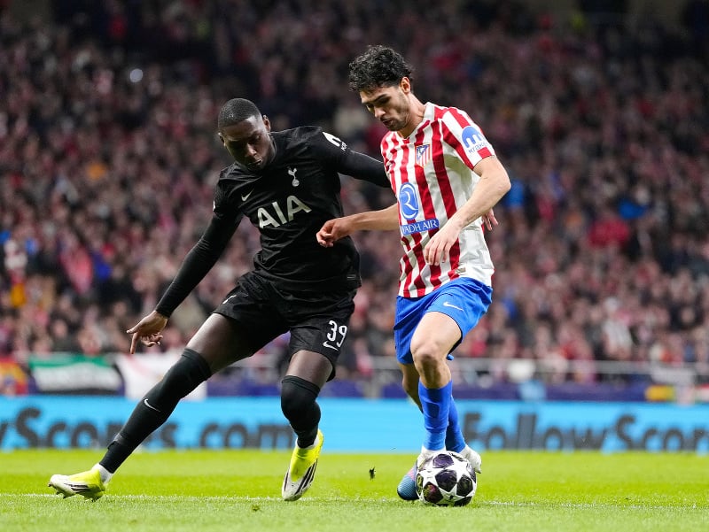 Hráč Tottenhamu Randal Kolo Muani (vľavo) a Johnny Cardoso z Atlética Madrid v súboji o loptu
