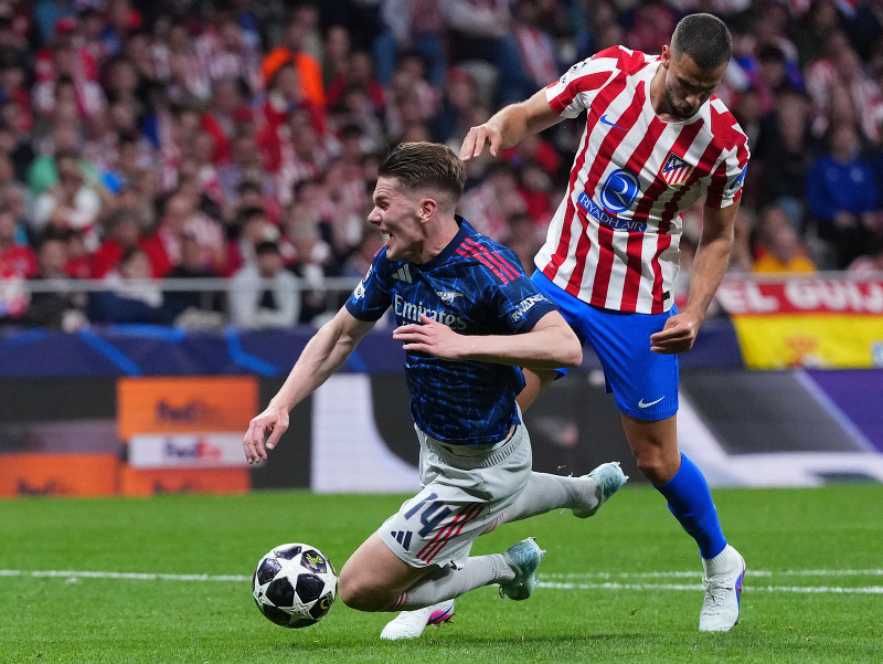 Slovenský hráč Atlético Madrid Dávid Hancko (vpravo) fauluje Viktora Gyokeresa z Arsenalu