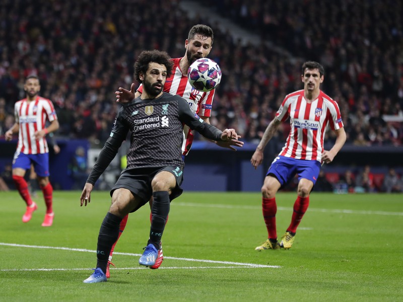 Mohamed Salah v súboji o loptu