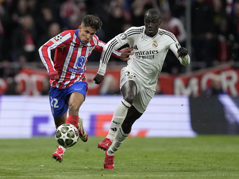 Giuliano Simeone a Ferland Mendy v súboji o loptu