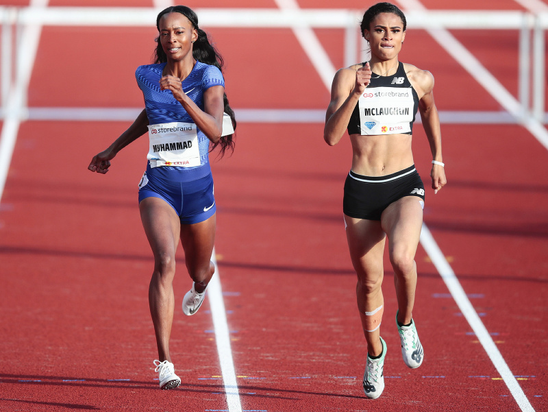 Sydney McLaughlinová (vpravo) zabehla nový svetový rekord