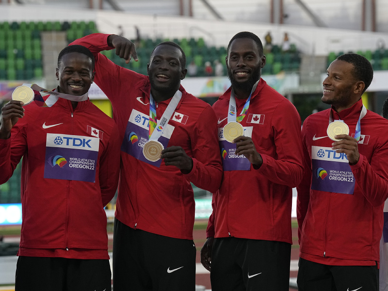 Zlatí medailisti, tím Kanada, pózujúci počas ceremónie s odovzdávaním medailí