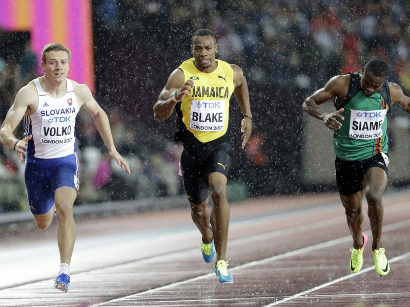 Slovenský bežec Ján Volko (vľavo) v semifinále behu na 200 m mužov na MS v atletike v Londýne