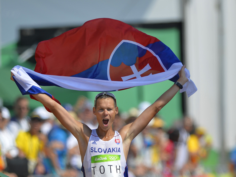 Matej Tóth oslavuje víťazstvo a zisk zlatej olympijskej medaily v cieli chodeckých pretekov na 50 k na olympiáde v Riu de Janeiro