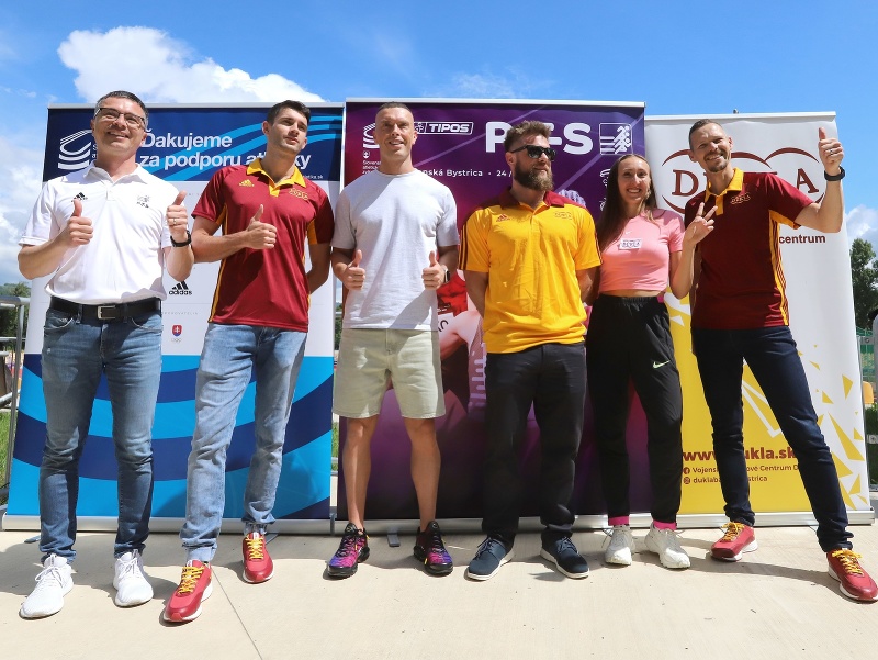 Na snímke zľava prezident Slovenského atletického zväzu (SAZ) a predseda organizačného výboru mítingu TIPOS P-T-S Peter Korčok, najlepší slovenský trojskokan Tomáš Veszelka, halový majster sveta 2014, halový majster Európy 2015 a 2017 na 60 m Richard Kilt