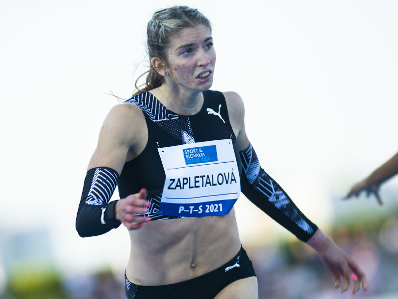 Slovenská atlétka Emma Zapletalová v behu na 400 metrov cez prekážky na atletickom mítingu P-T-S v Šamoríne