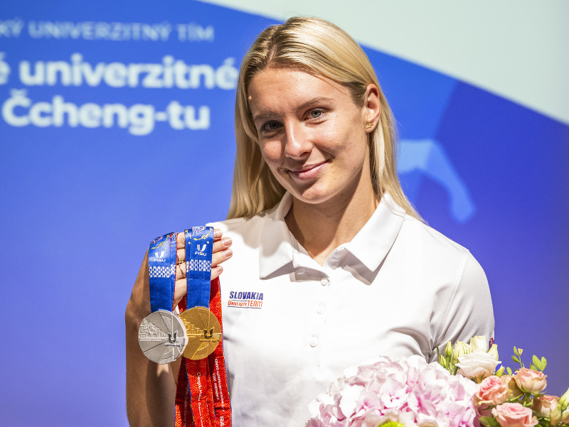 Na snímke slovenská atlétka Viktória Forsterová s medailami počas tlačovej konferencie s členmi výpravy po návrate zo Svetovej univerziády v Číne