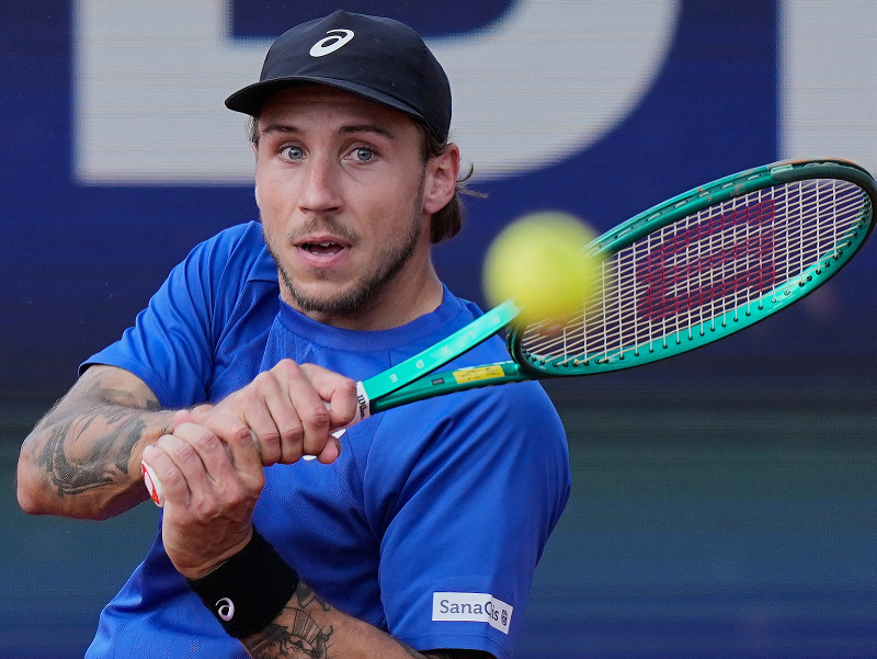 Slovenský tenista Alex Molčan odvracia úder