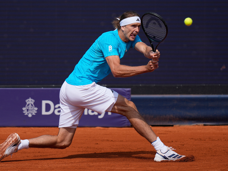 Nemecký tenista Alexander Zverev odvracia úder