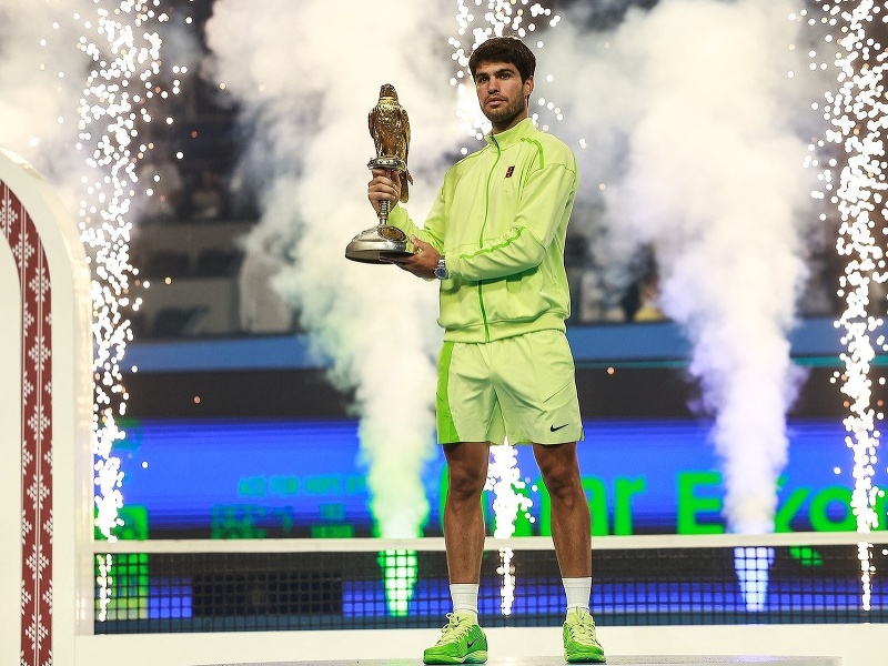 Carlos Alcaraz pózuje s trofejou