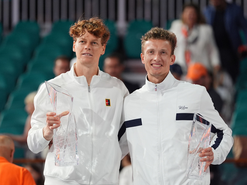 Jannik Sinner a Jiří Lehečka po finálovom zápase v Miami
