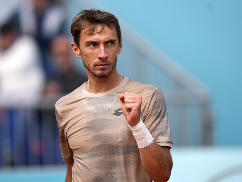 Slovenský tenista Lukáš Klein reaguje počas zápasu 2. kola proti Američanovi Tommymu Paulovi na tenisovom turnaji ATP Masters 1000 v Madride