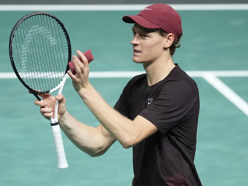 Jannik Sinner oslavuje svoj triumf v Paríži