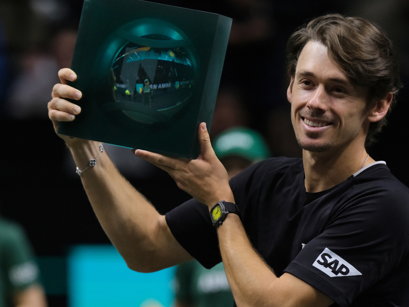 Alex de Minaur pózuje s trofejou
