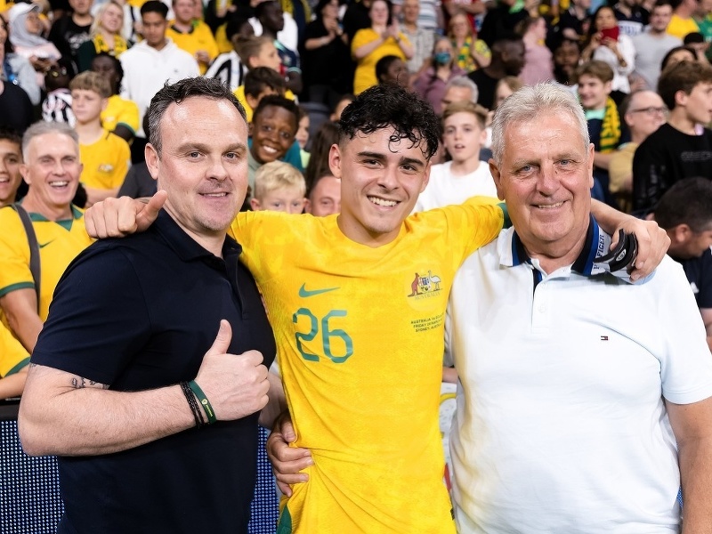 Austrálsky futbalista Alexander Robertson spolu so svojím otcom a starým otcom