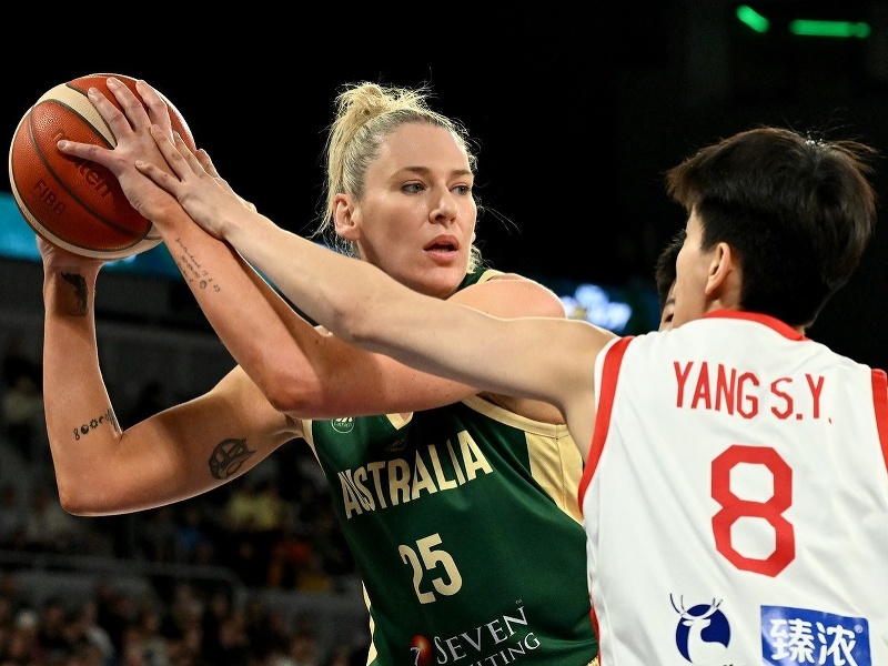 Basketbalistka Lauren Jacksonová a Yang Shuyu v súboji o loptu
