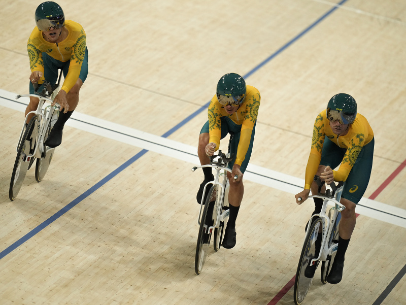Austrálski reprezentanti v dráhovej cyklistike prekonali v utorok na OH v Paríži svetový rekord v tímovej stíhačke. 