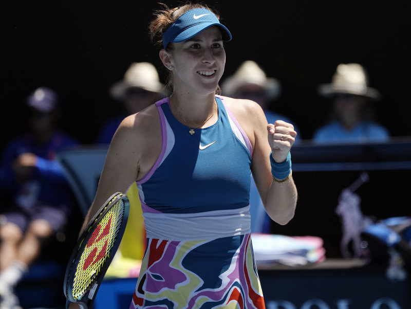 Švajčiarska tenistka Belinda Benčičová sa raduje po víťazstve nad Taliankou Camilou Giorgiovou