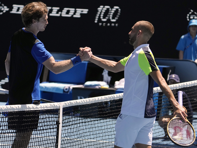Daniel Evans a Andrej Rubľov si podávajú ruky po zápase na Australian Open