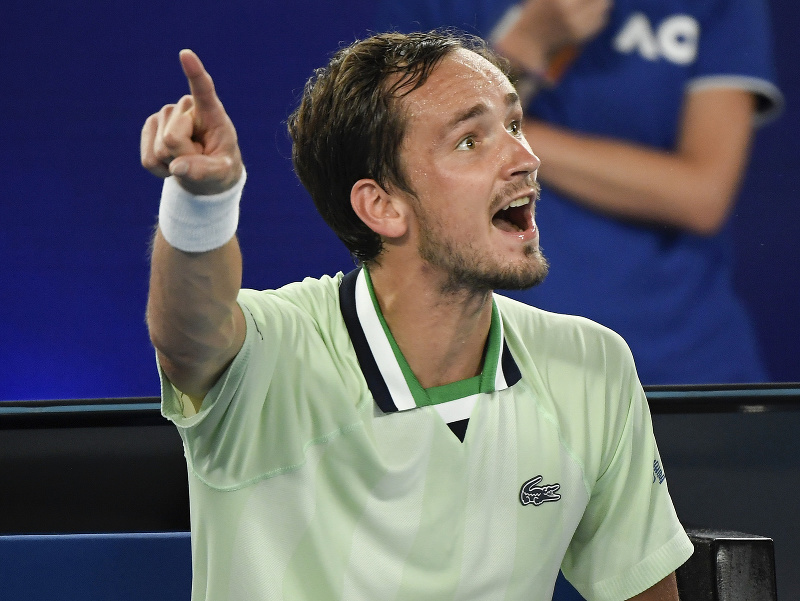Ruský tenista Daniil Medvedev sa u empajrového rozhodcu sťažoval, že Grék dostáva od svojho otca Apostolosa Tsitsipasa nepovolený koučing.
