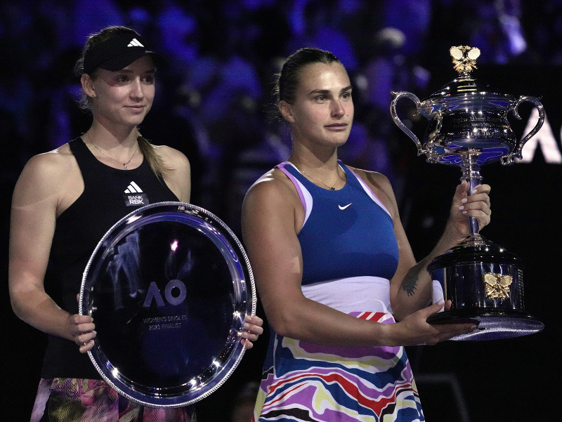 Aryna Sabalenková a Jelena Rybakinová po finálovom zápase Australian Open 2023
