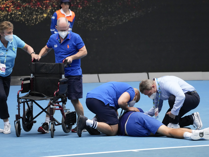 Český mladík Jakub Menšík dokončil finále dvojhry juniorov v kŕčoch a Arenu Roda Lavera opúšťal na vozíku