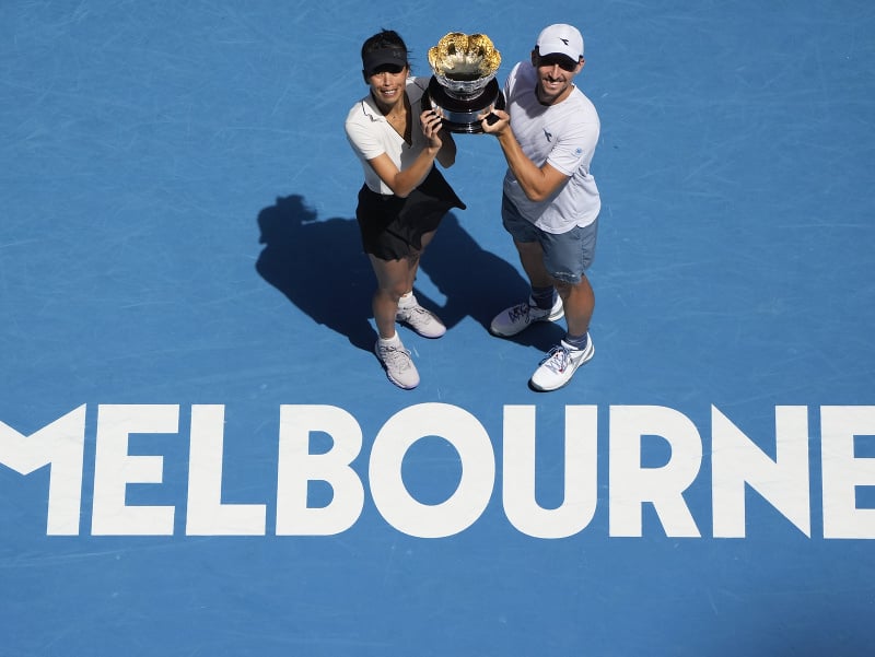  Su-Wei Hsieh a Poliak Jan Zieliňski s trofejou pre víťazov zmiešanej štvorhry na Australian Open