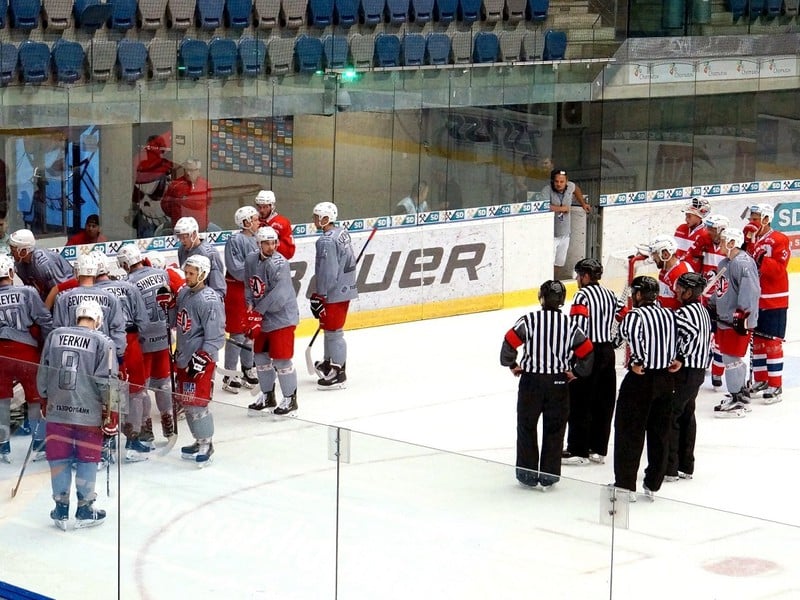 Prípravný duel v Chomutove trval necelých 17 minút, ukončilo ho zranenie hráča Jekaterinburgu