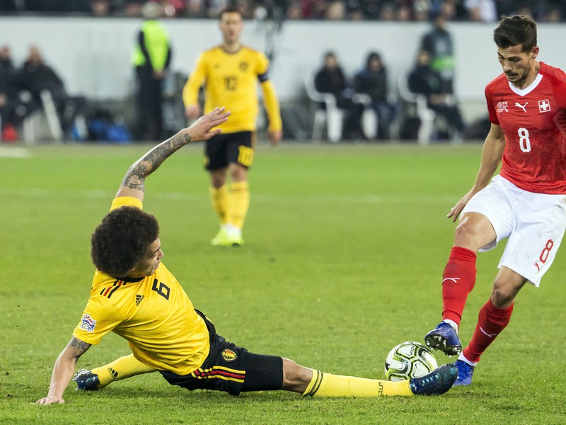 Axel Witsel a Remo Freuler v súboji o loptu