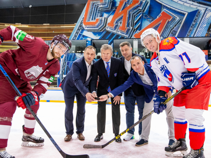 Zástupcovia EUHL - Jaroslav Straka, SHL – Anton Khramtsov a domáceho klubu SKA Petrohrad vhadzujú otváracie buly turnaja.