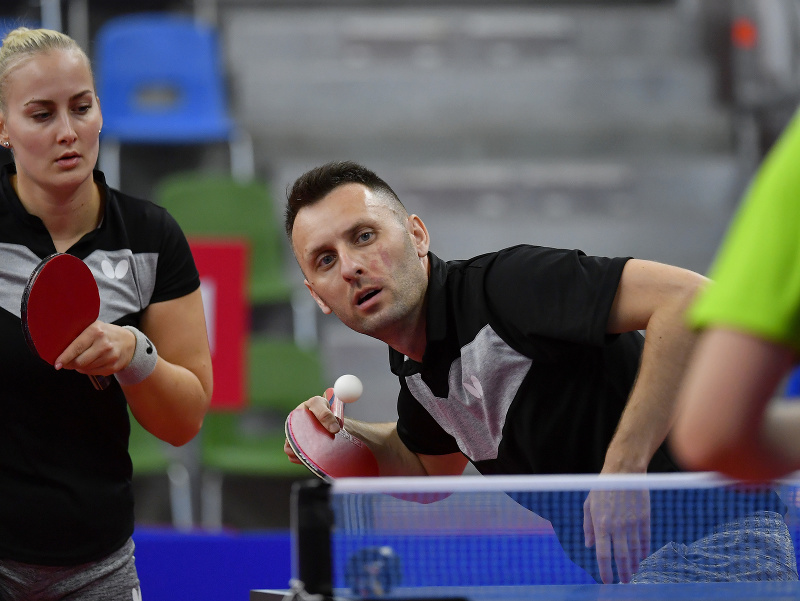 Slovenskí reprezentanti v stolnom tenise Ľubomír Pištej a Barbora Balážová