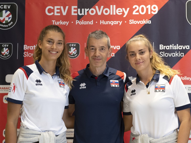 Na snímke zľava hráčka Nikola Radosová, tréner Marco Fenoglio a kapitánka tímu Barbora Koseková