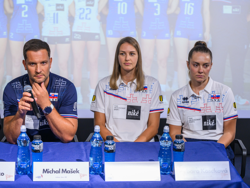 Na snímke zľava prezident Slovenskej volejbalovej federácie Marek Rojko, reprezentačný tréner žien Michal Mašek, kapitánka tímu Karin Palgutová a reprezentantka SR Barbora Koseková počas tlačovej konferencie Slovenskej volejbalovej federácie pred odletom 