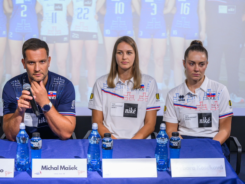 Na snímke zľava prezident Slovenskej volejbalovej federácie Marek Rojko, reprezentačný tréner žien Michal Mašek, kapitánka tímu Karin Palgutová a reprezentantka SR Barbora Koseková počas tlačovej konferencie Slovenskej volejbalovej federácie pred odletom 