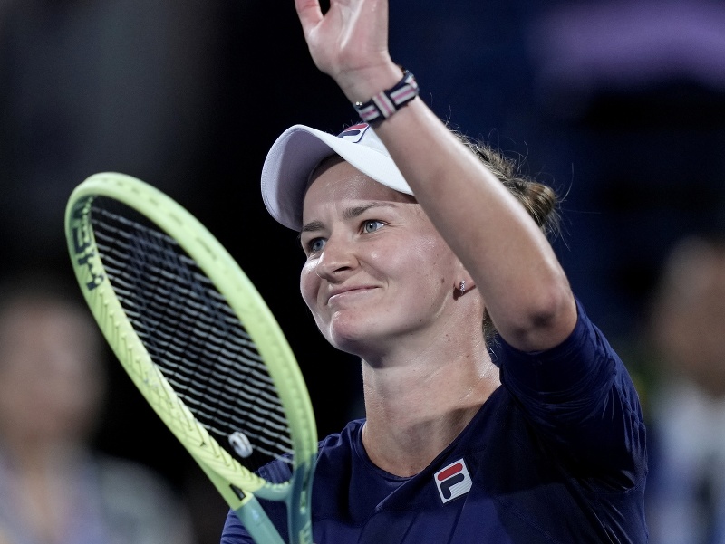 Česká tenistka Barbora Krejčíková sa teší po víťazstve nad Bieloruskou Arynou Sabalenkovou
