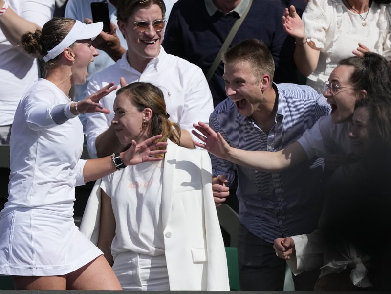 Česká tenistka Barbora Krejčíková sa teší spolu s tímom z wimbledonského titulu 