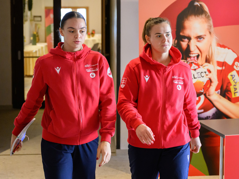 Na snímke slovenské hádzanárky zľava Olívia Ščípová a Barbora Lanczová odchádzajú z miestnosti po taktickej príprave pred druhým zápasom nášho tímu v základnej E-skupine