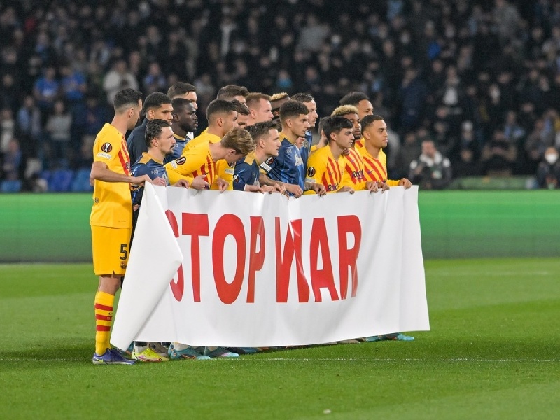 Futbalisti Barcelony a Neapola s nápisom Stop vojne 