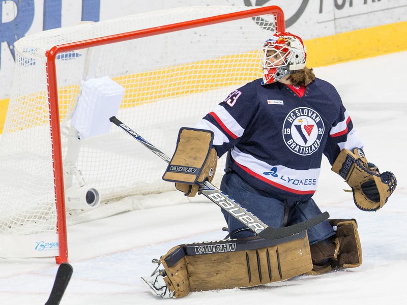 Kanadský brankár Barry Brust v drese Slovana v KHL
