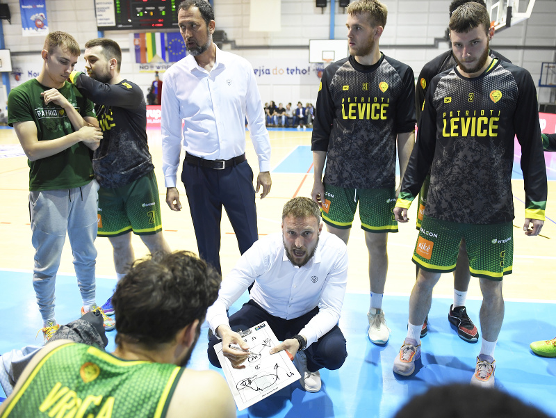 Basketbalisti Levíc, uprostred dole tréner Michal Madzin vo štvrtom finálovom zápase play off Niké SBL v basketbale mužov Spišskí Rytieri - Patrioti Levice