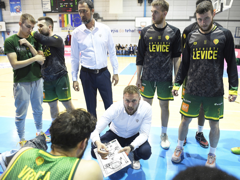 Basketbalisti Levíc, uprostred dole tréner Michal Madzin vo štvrtom finálovom zápase play off Niké SBL v basketbale mužov Spišskí Rytieri - Patrioti Levice