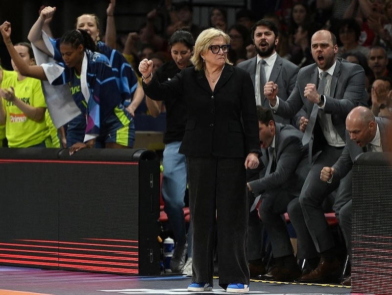 Natália Hejková a oslavy na lavičke USK Praha