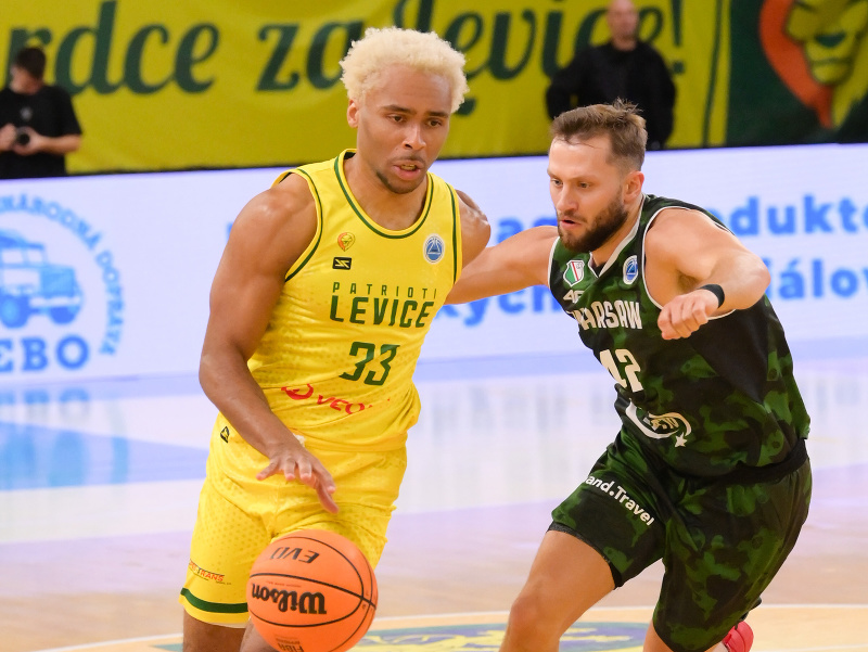 Jalen Adaway (Levice) a Marcel Ponitka (Varšava) v zápase J-skupiny Európskeho pohára FIBA v basketbale mužov medzi BK Patrioti Levice - Legia Varšava 